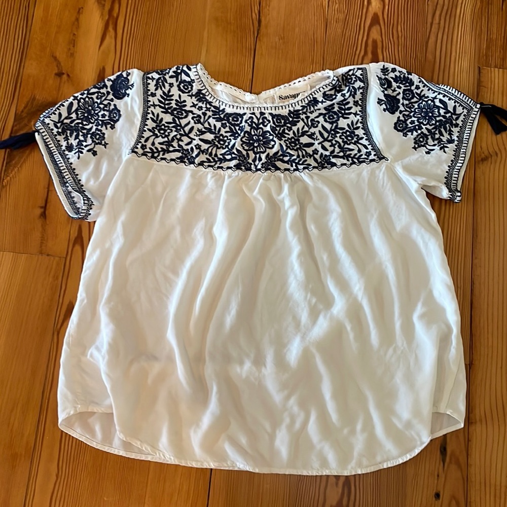 Savannah Jane boutique blouse, size medium, pretty blue embroidery, flowy fit
